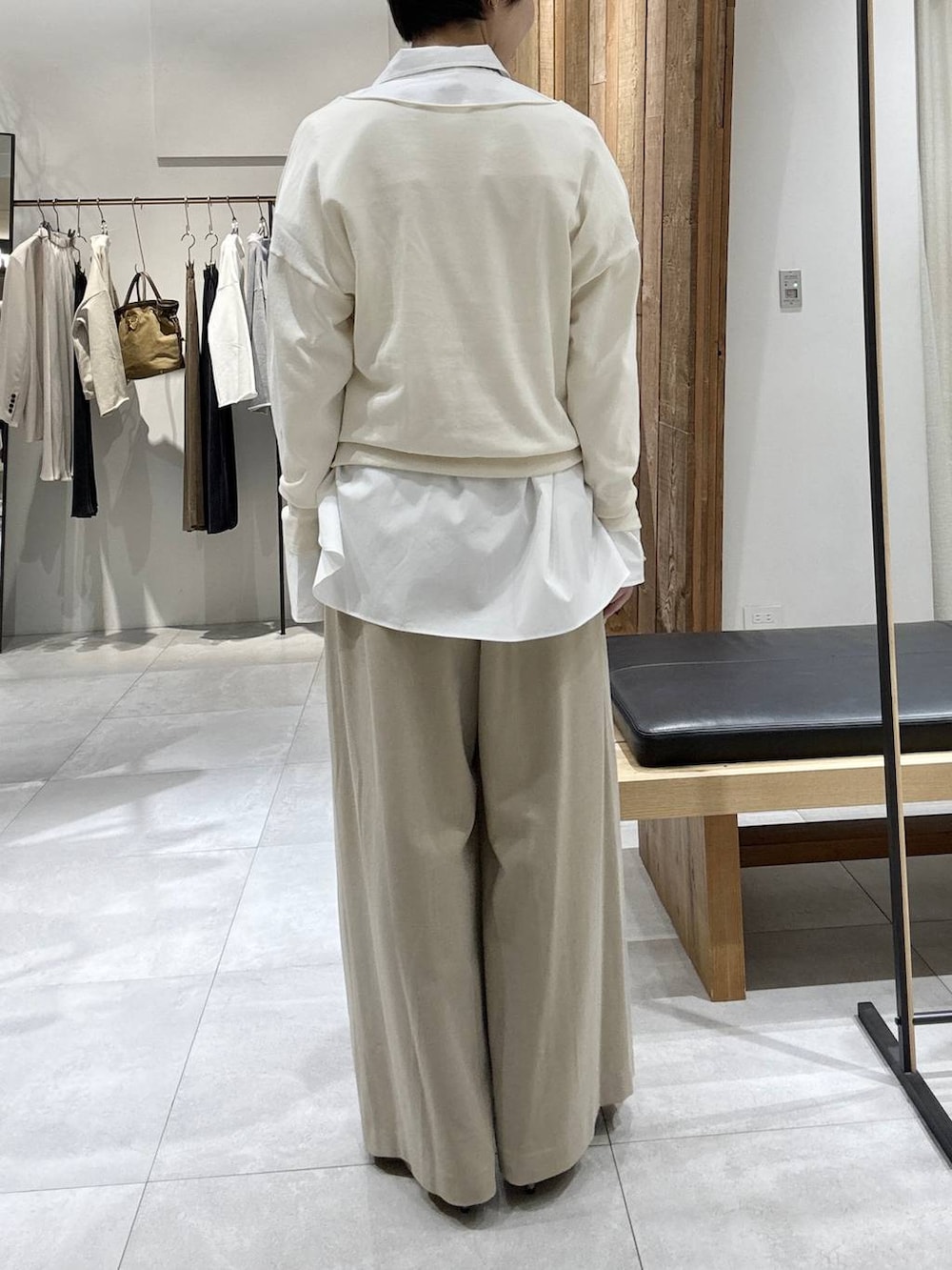 ホワイト系のシャツ/ブラウス、ベージュ系のその他パンツ、ホワイト系のニット/セーターを着用したレディースの冬コーディネートの3枚目の写真