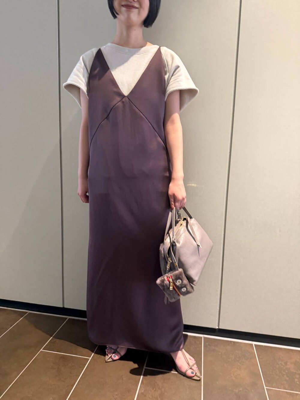 ブラウン系のワンピース、ベージュ系のTシャツ/カットソー、ベージュ系のサンダルを着用したレディースの夏コーディネートの3枚目の写真