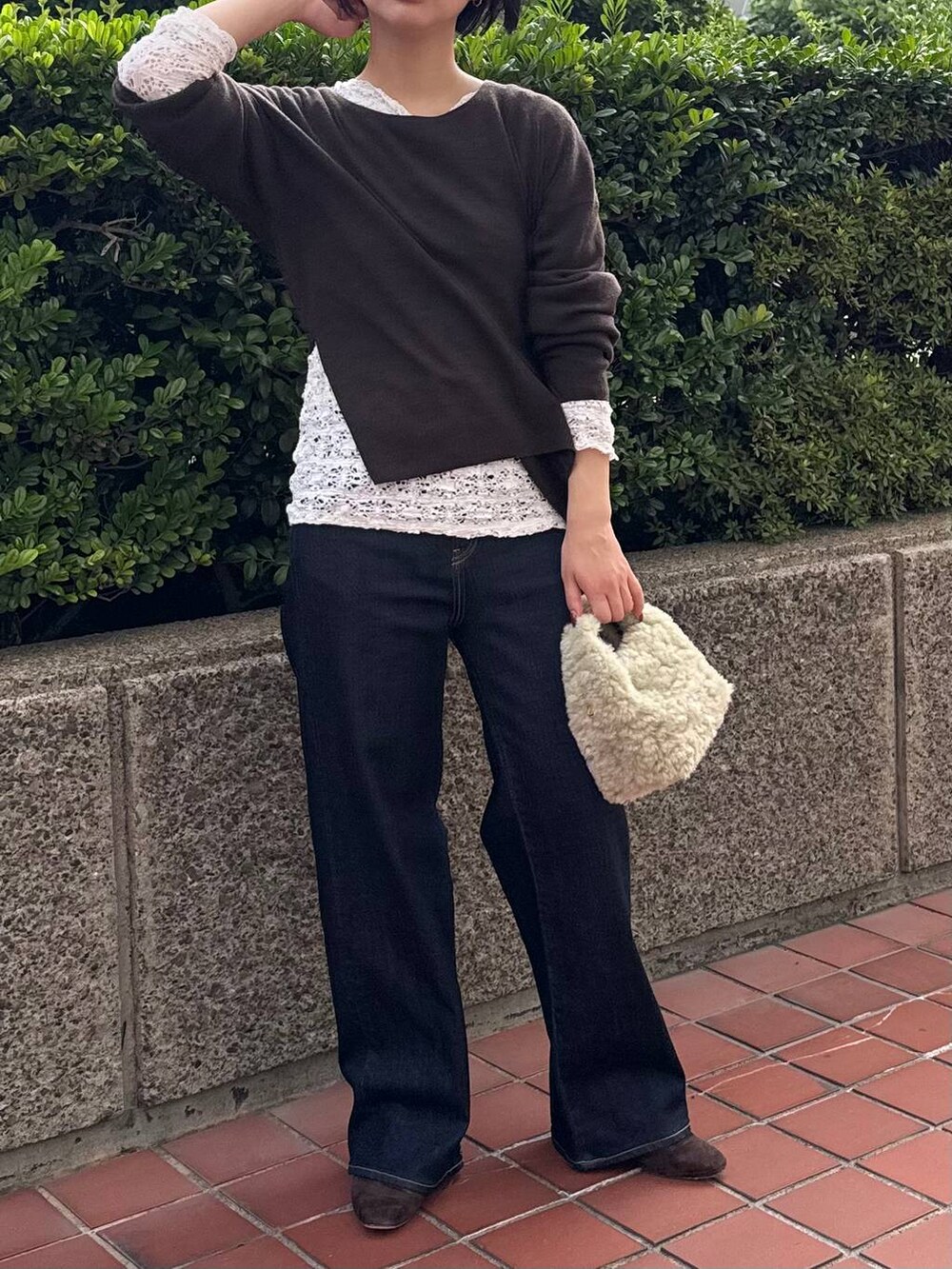 ホワイト系のTシャツ/カットソー、ブルー系のデニムパンツ、ブラウン系のニット/セーターを着用したレディースの夏コーディネートの2枚目の写真