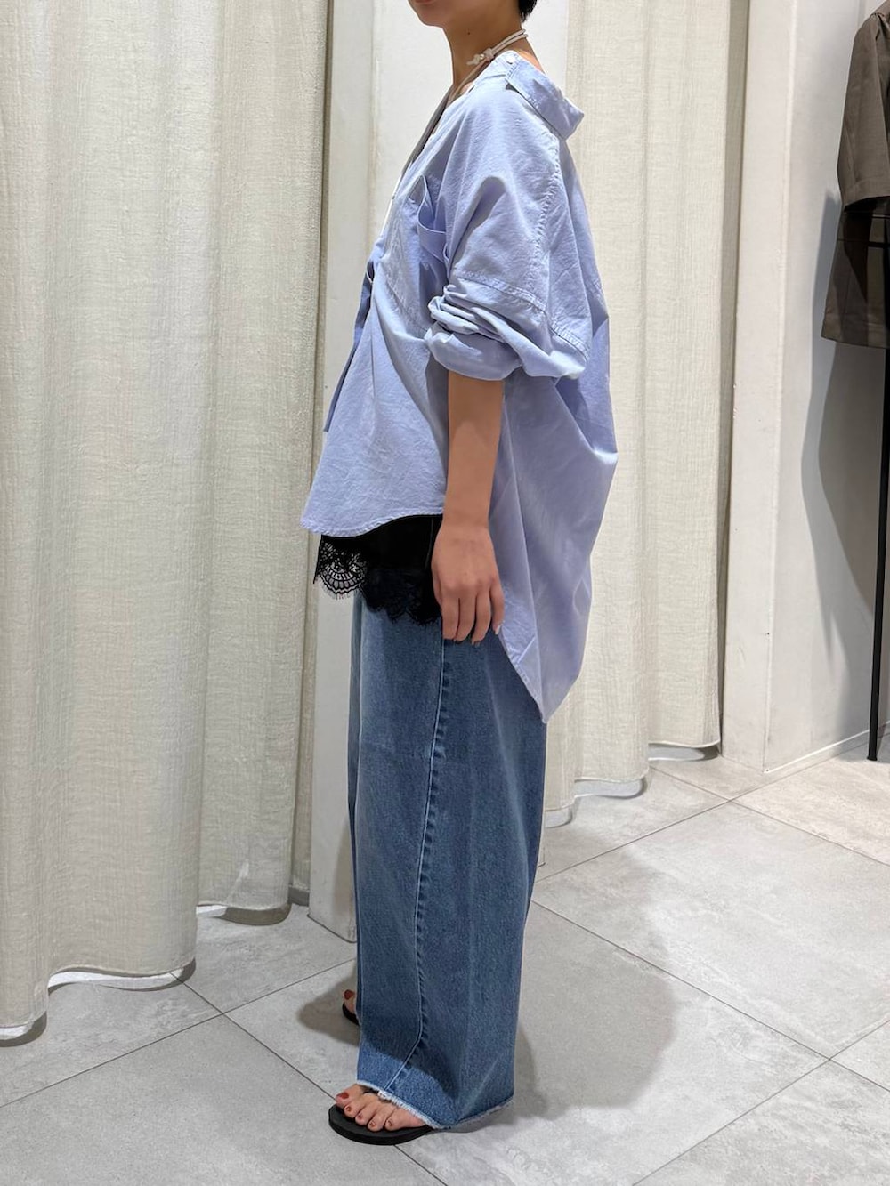 ブルー系のデニムパンツ、ブルー系のシャツ/ブラウス、ブラック系のキャミソールを着用したレディースの夏コーディネートの2枚目の写真
