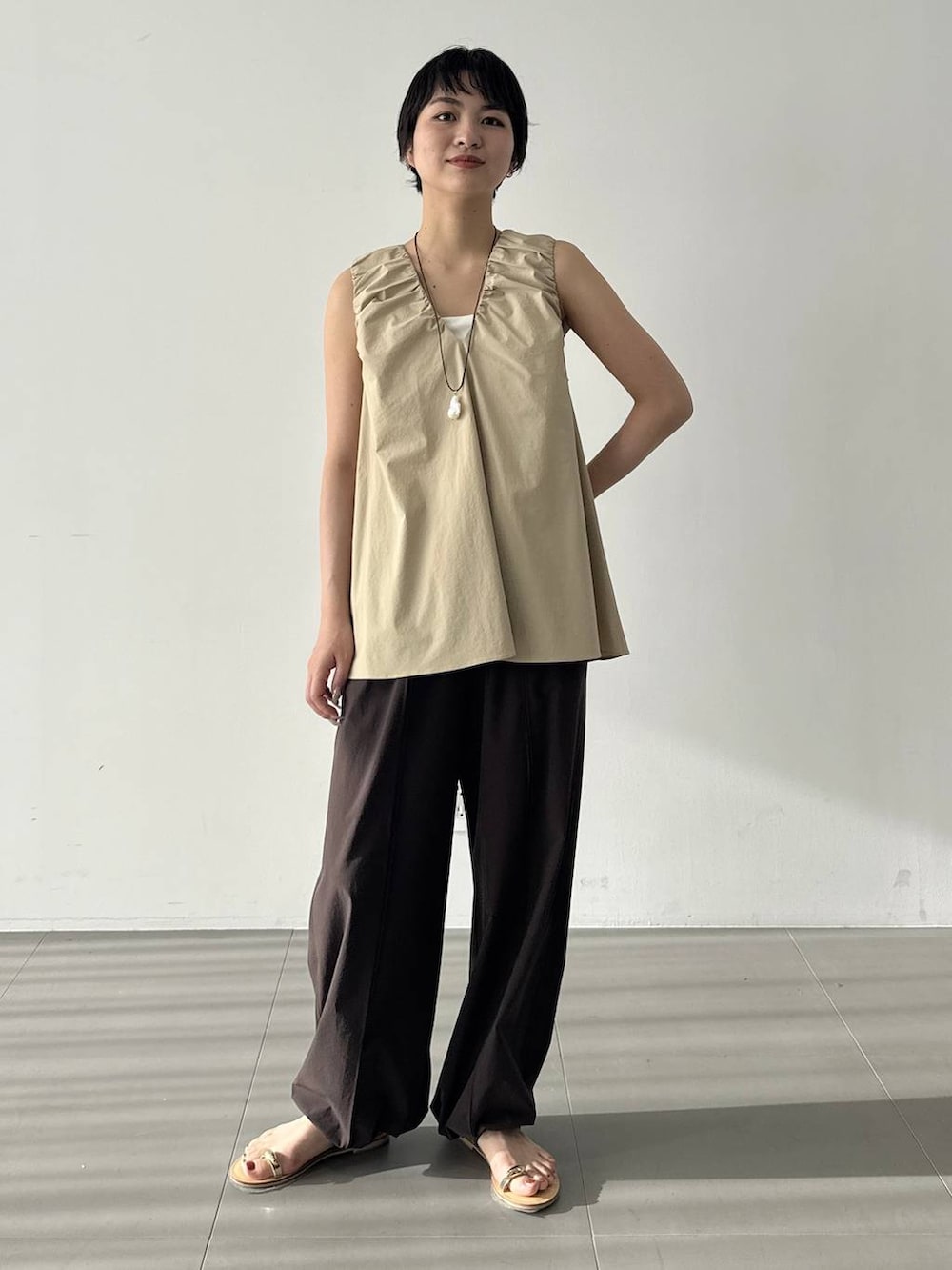 ブラウン系のその他パンツ、ベージュ系のシャツ/ブラウスを着用したレディースの春コーディネートの5枚目の写真