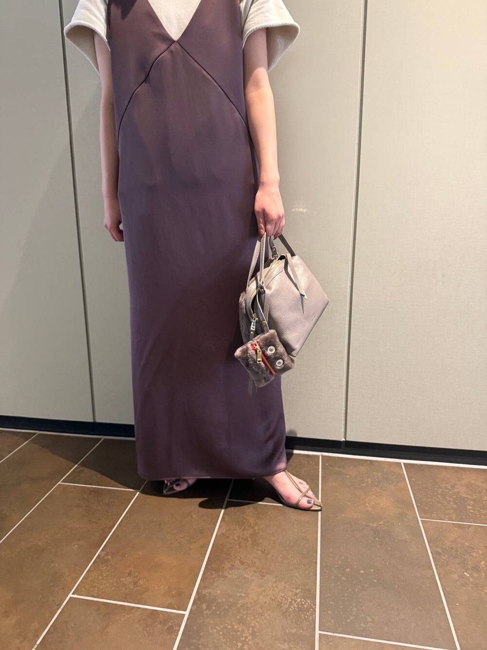 ブラウン系のワンピース、ベージュ系のTシャツ/カットソー、ベージュ系のサンダルを着用したレディースの夏コーディネートの4枚目の写真