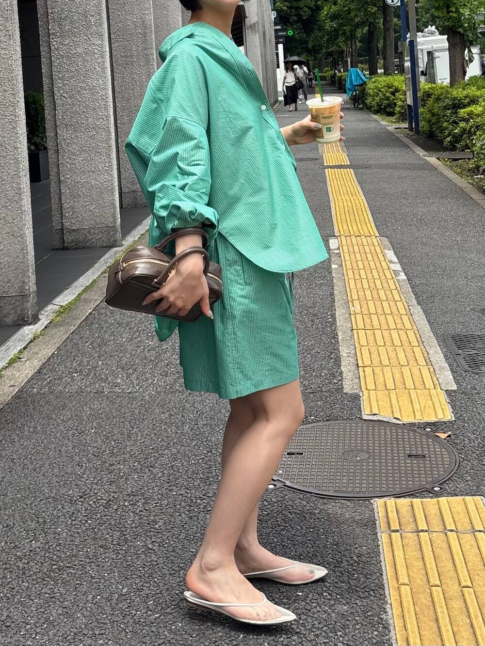グリーン系のシャツ/ブラウス、グリーン系のその他パンツ、グレー系のショルダーバッグを着用したレディースの夏コーディネートの2枚目の写真