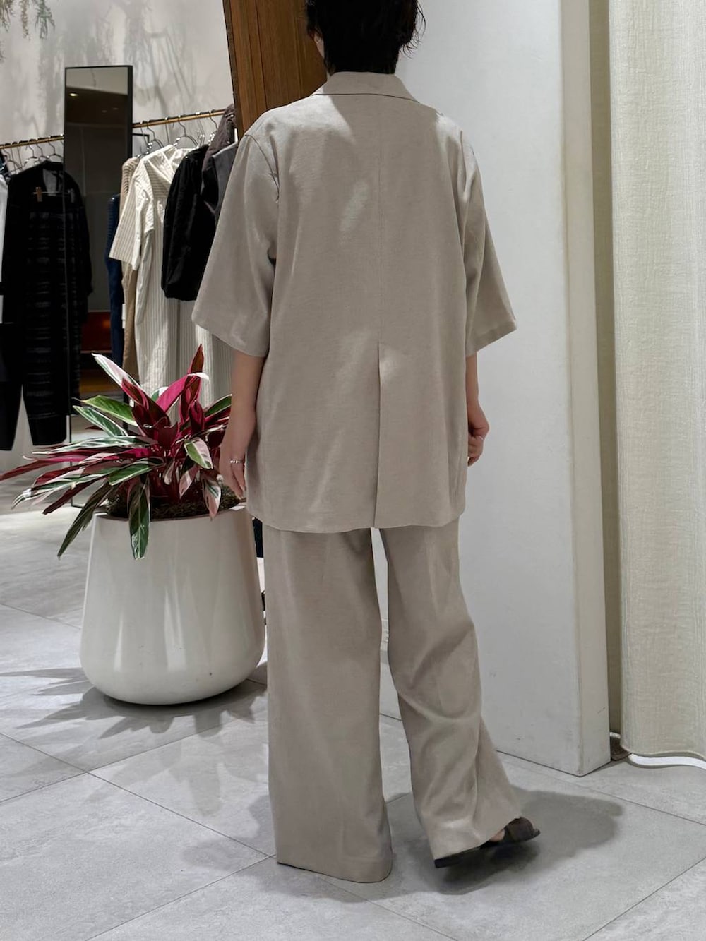 ベージュ系のスラックス、ベージュ系のテーラードジャケット、ブラック系のTシャツ/カットソーを着用したレディースの夏コーディネートの2枚目の写真