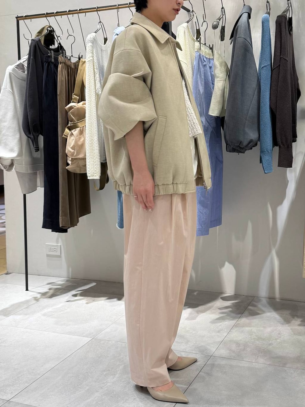 ベージュ系のキャミソール、ホワイト系のTシャツ/カットソー、ベージュ系のブルゾンを着用したレディースの冬コーディネートの2枚目の写真