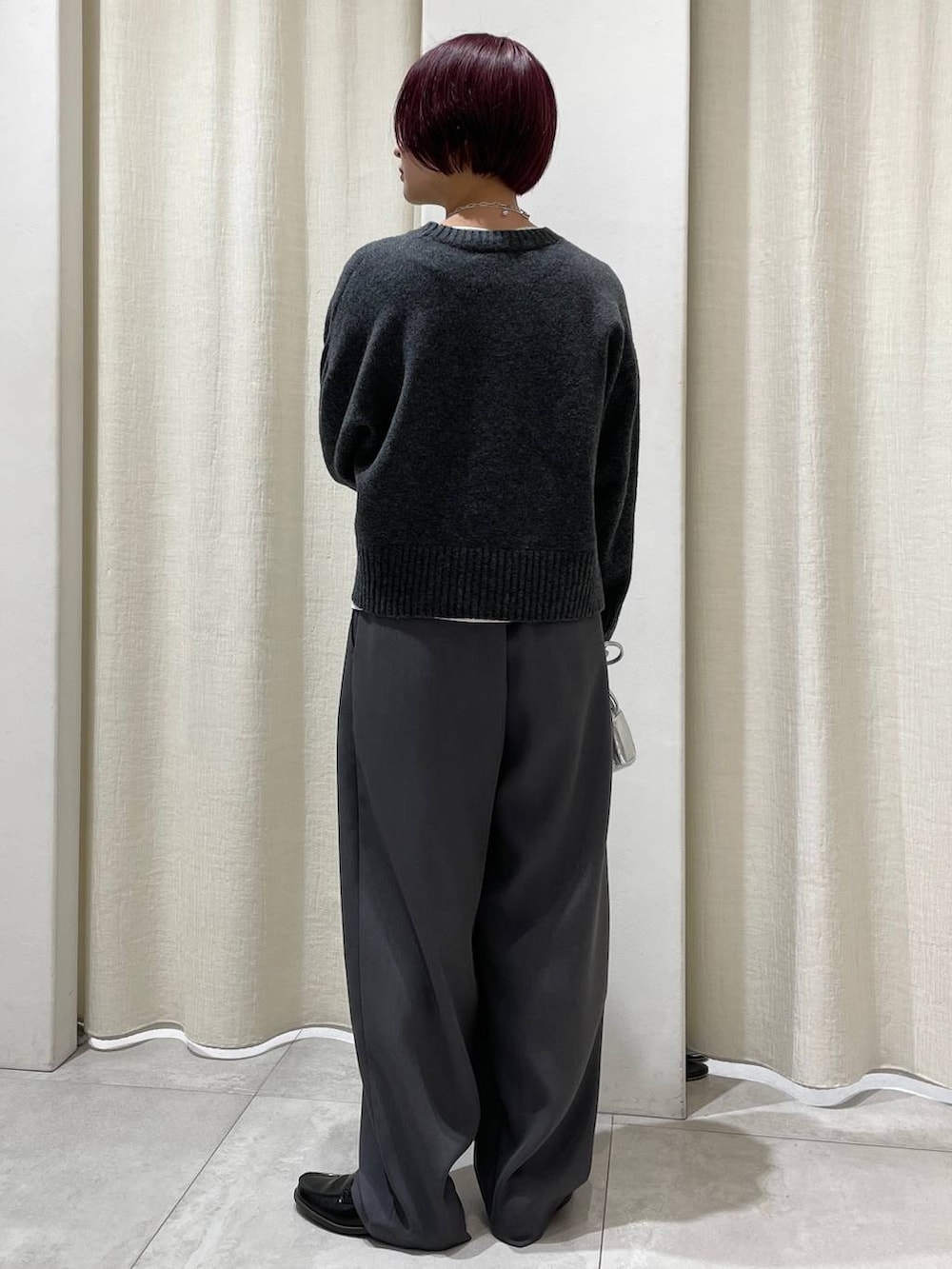 シルバー系のショルダーバッグ、ホワイト系のTシャツ/カットソー、グレー系のその他パンツを着用したレディースの冬コーディネートの3枚目の写真