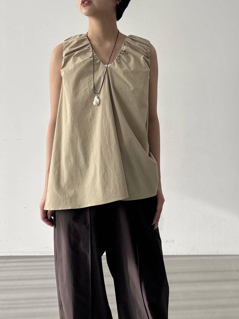 ブラウン系のその他パンツ、ベージュ系のシャツ/ブラウスを着用したレディースの春コーディネートの3枚目の写真