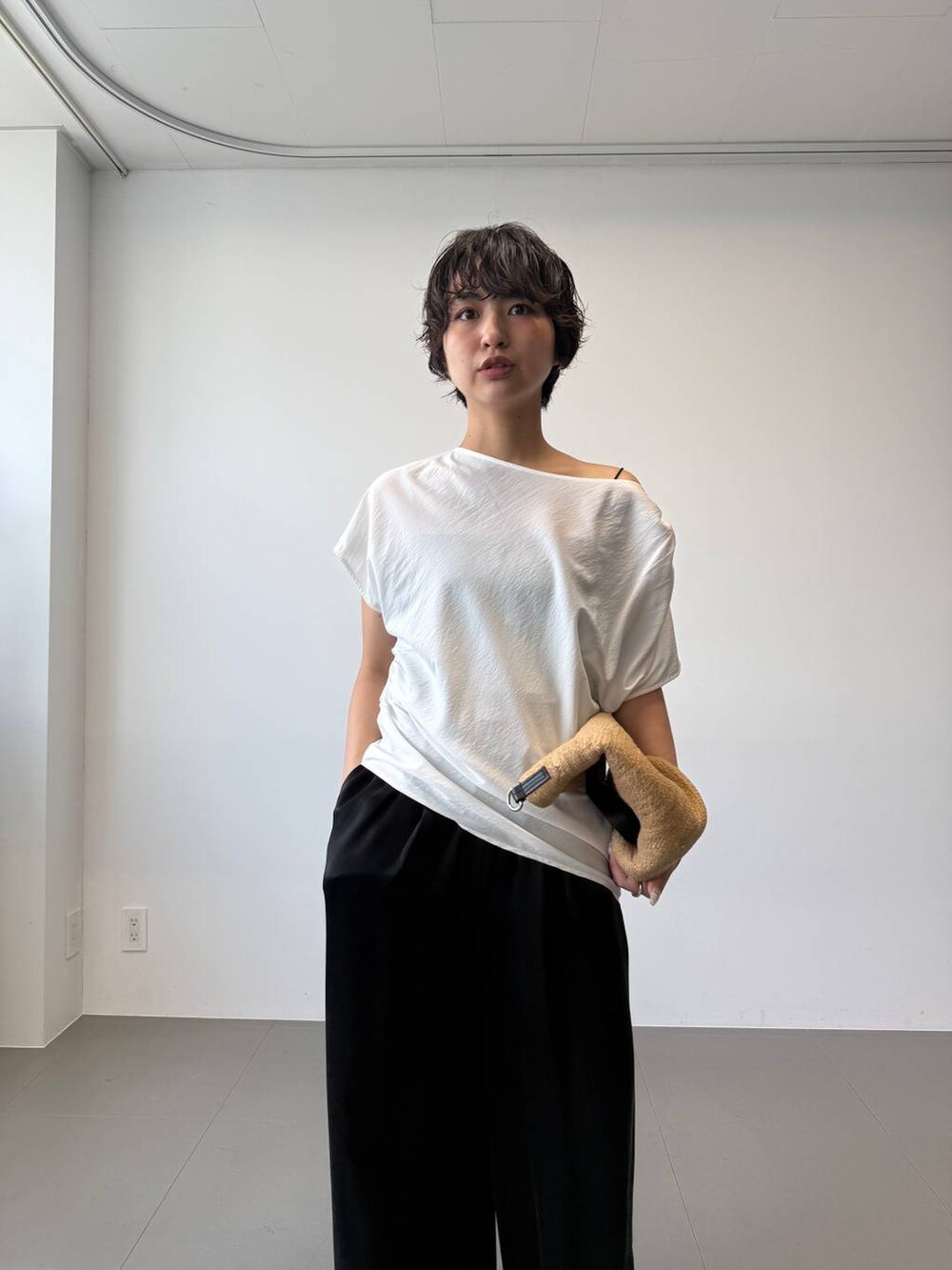 ブラック系のサンダル、ブラック系のその他パンツ、ホワイト系のシャツ/ブラウスを着用したレディースの夏コーディネートの4枚目の写真