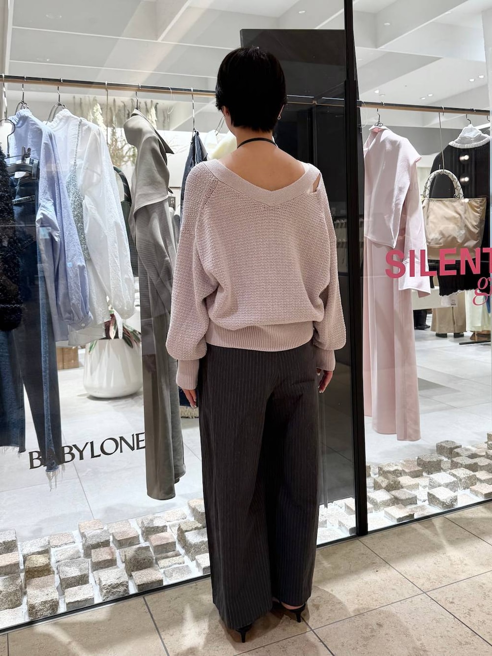 ホワイト系のタンクトップ、ピンク系のカーディガン/ボレロ、グレー系のその他パンツを着用したレディースの冬コーディネートの3枚目の写真