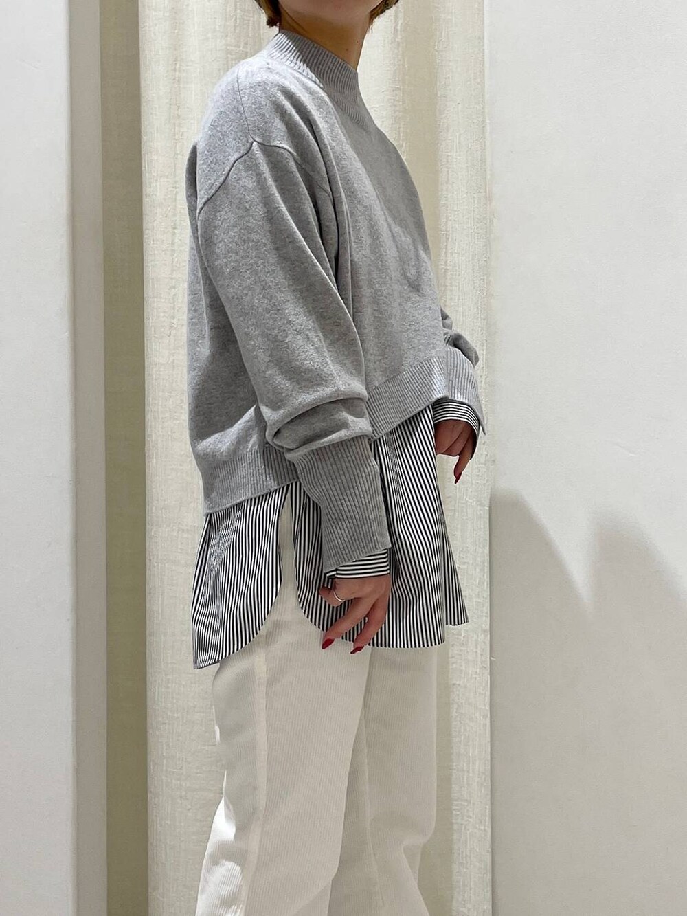 ホワイト系のその他パンツ、ブラック系のシャツ/ブラウス、グレー系のニット/セーターを着用したレディースの冬コーディネートの2枚目の写真