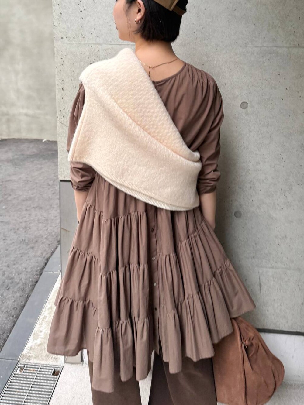 ホワイト系のニット/セーター、ブラック系のサンダル、ブラウン系のワンピースを着用したレディースの秋コーディネートの2枚目の写真