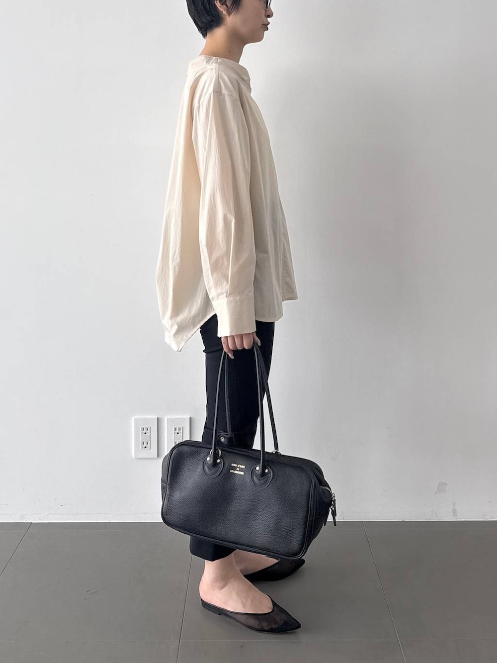 ブラック系のその他パンツ、ベージュ系のシャツ/ブラウス、ブラック系のボストンバッグを着用したレディースの春コーディネートの2枚目の写真