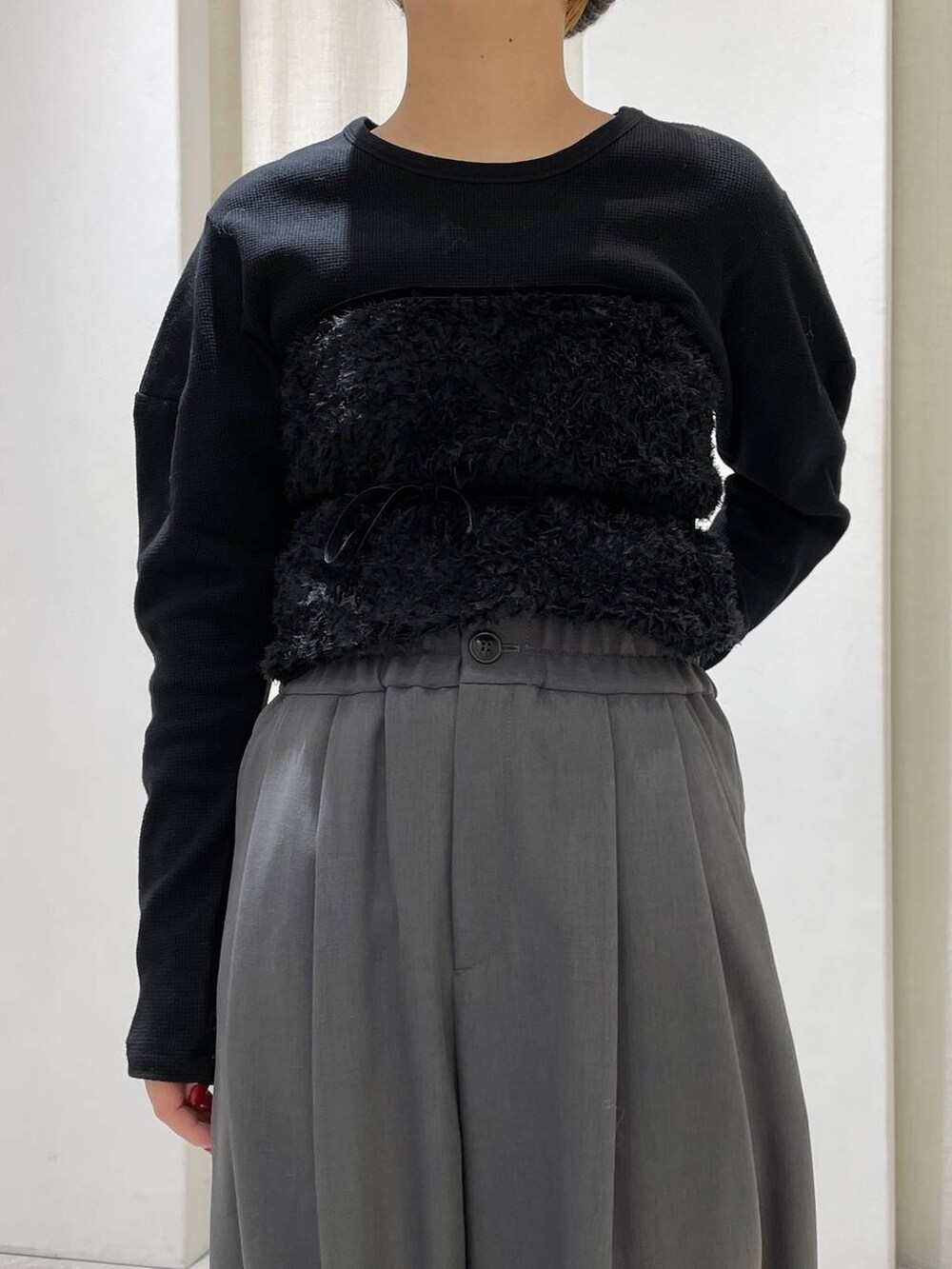 ブラック系のTシャツ/カットソー、グレー系のその他パンツ、ブラック系のバンダナ/スカーフを着用したレディースの冬コーディネートの3枚目の写真