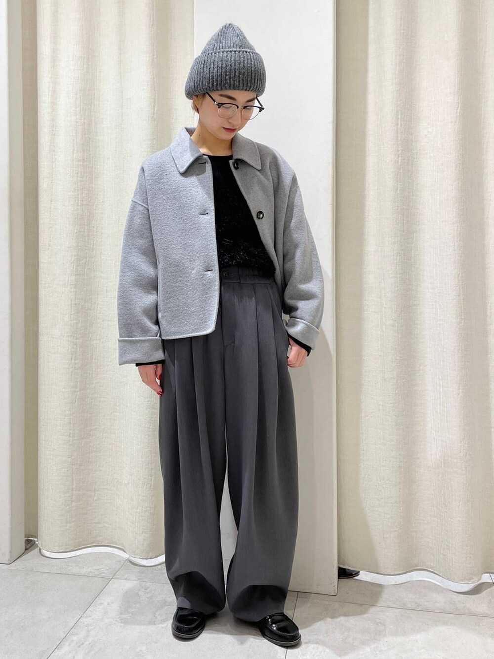 ブラック系のTシャツ/カットソー、グレー系のその他パンツ、グレー系のその他アウターを着用したレディースの冬コーディネートの2枚目の写真