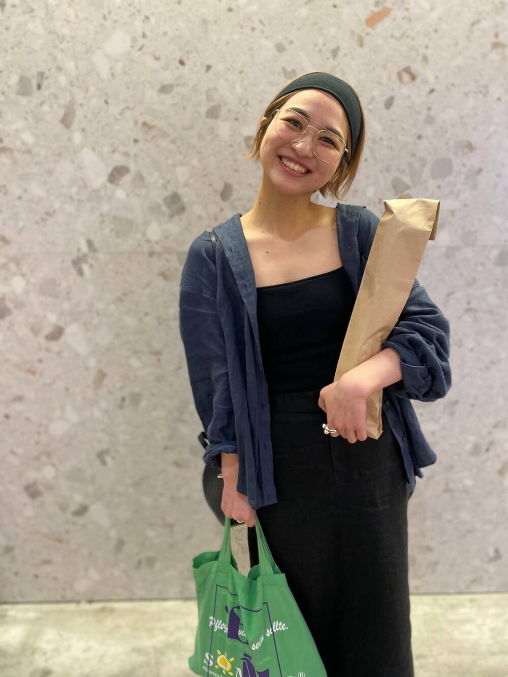 ブルー系のシャツ/ブラウス、ブラック系のキャミソール、ブラック系のスカートを着用したレディースの春コーディネートの3枚目の写真