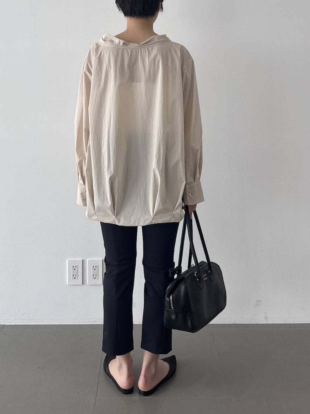 ブラック系のその他パンツ、ベージュ系のシャツ/ブラウス、ブラック系のボストンバッグを着用したレディースの春コーディネートの3枚目の写真