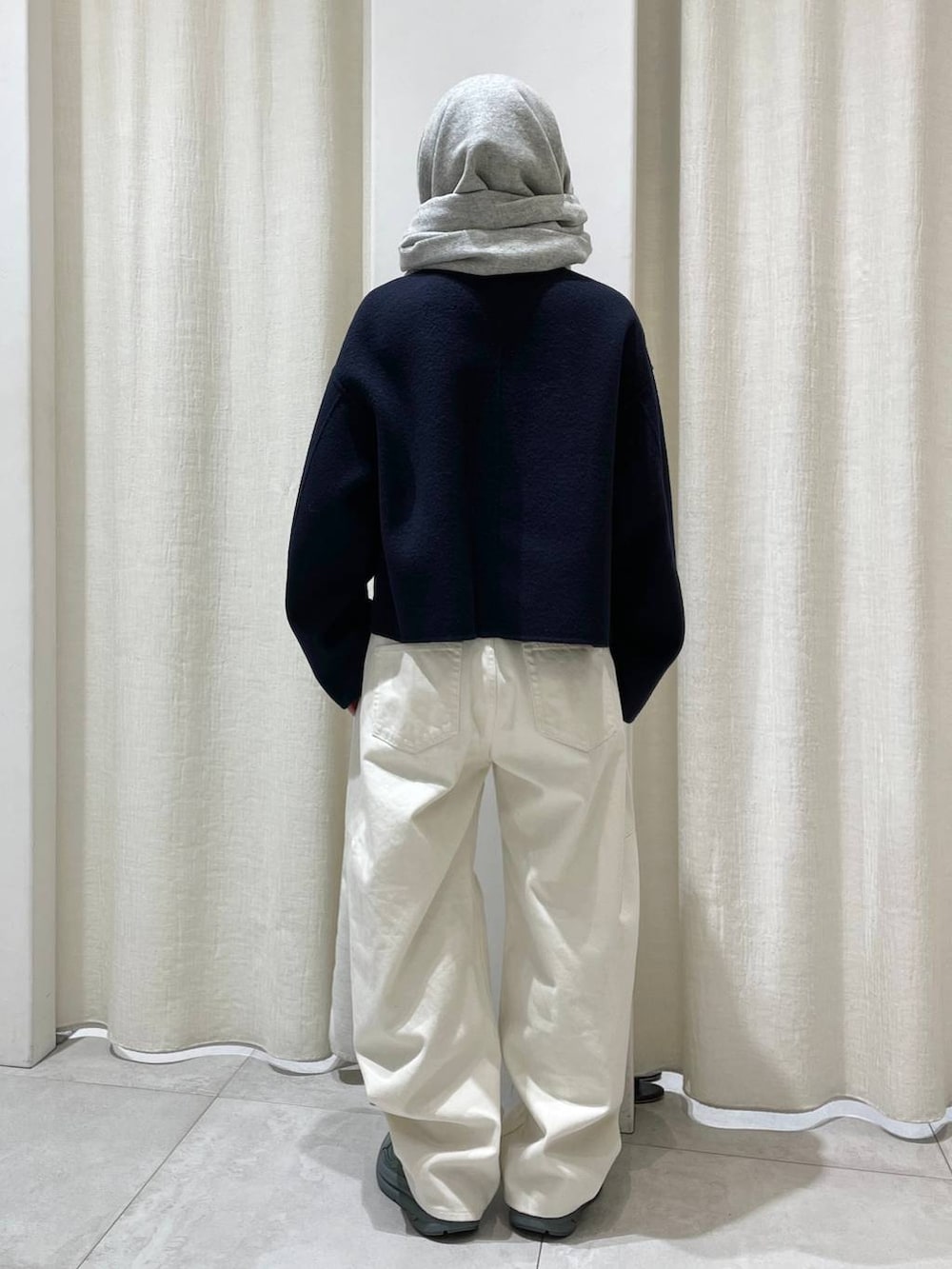 グリーン系のスニーカー、ホワイト系のその他パンツ、ブルー系のその他アウターを着用したレディースの冬コーディネートの4枚目の写真