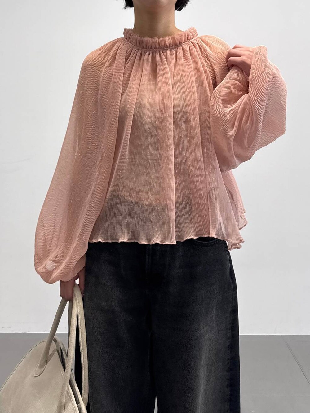 オレンジ系のキャミソール、ベージュ系のサンダル、ブラック系のデニムパンツを着用したレディースの夏コーディネートの4枚目の写真