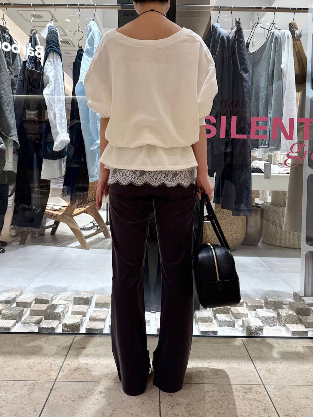 ブラック系のサンダル、ホワイト系のスウェット、ホワイト系のキャミソールを着用したレディースの春コーディネートの4枚目の写真