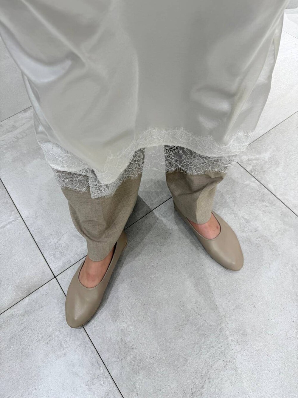 ブルー系のシャツ/ブラウス、イエロー系のハンドバッグ、ベージュ系のパンプスを着用したレディースの春コーディネートの6枚目の写真