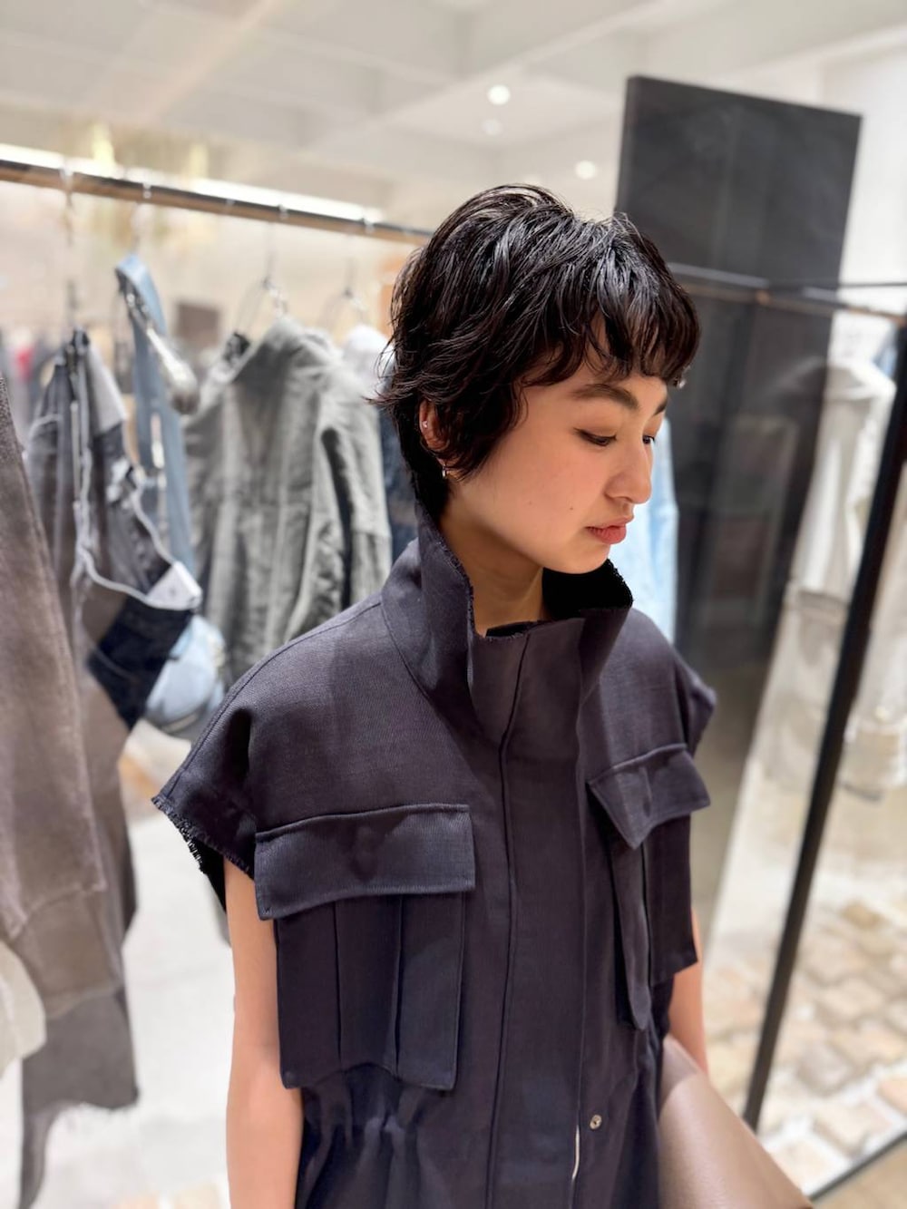 ベージュ系のその他パンツ、ベージュ系のサンダル、グレー系のベストを着用したレディースの春コーディネートの5枚目の写真