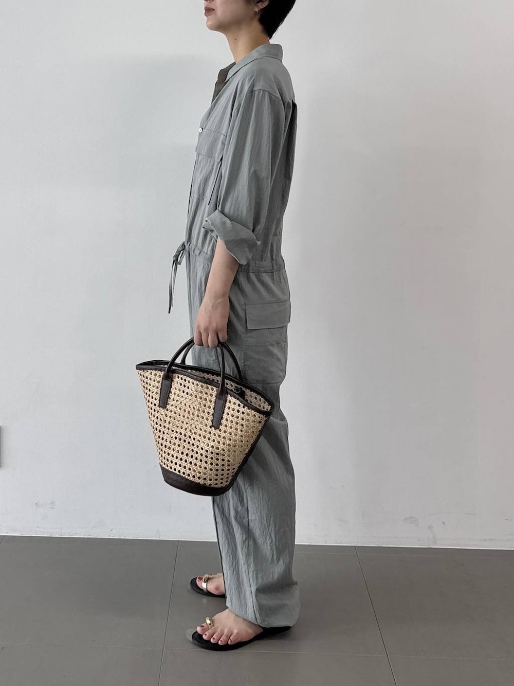 グリーン系のつなぎ/オールインワンを着用したレディースの春コーディネートの3枚目の写真