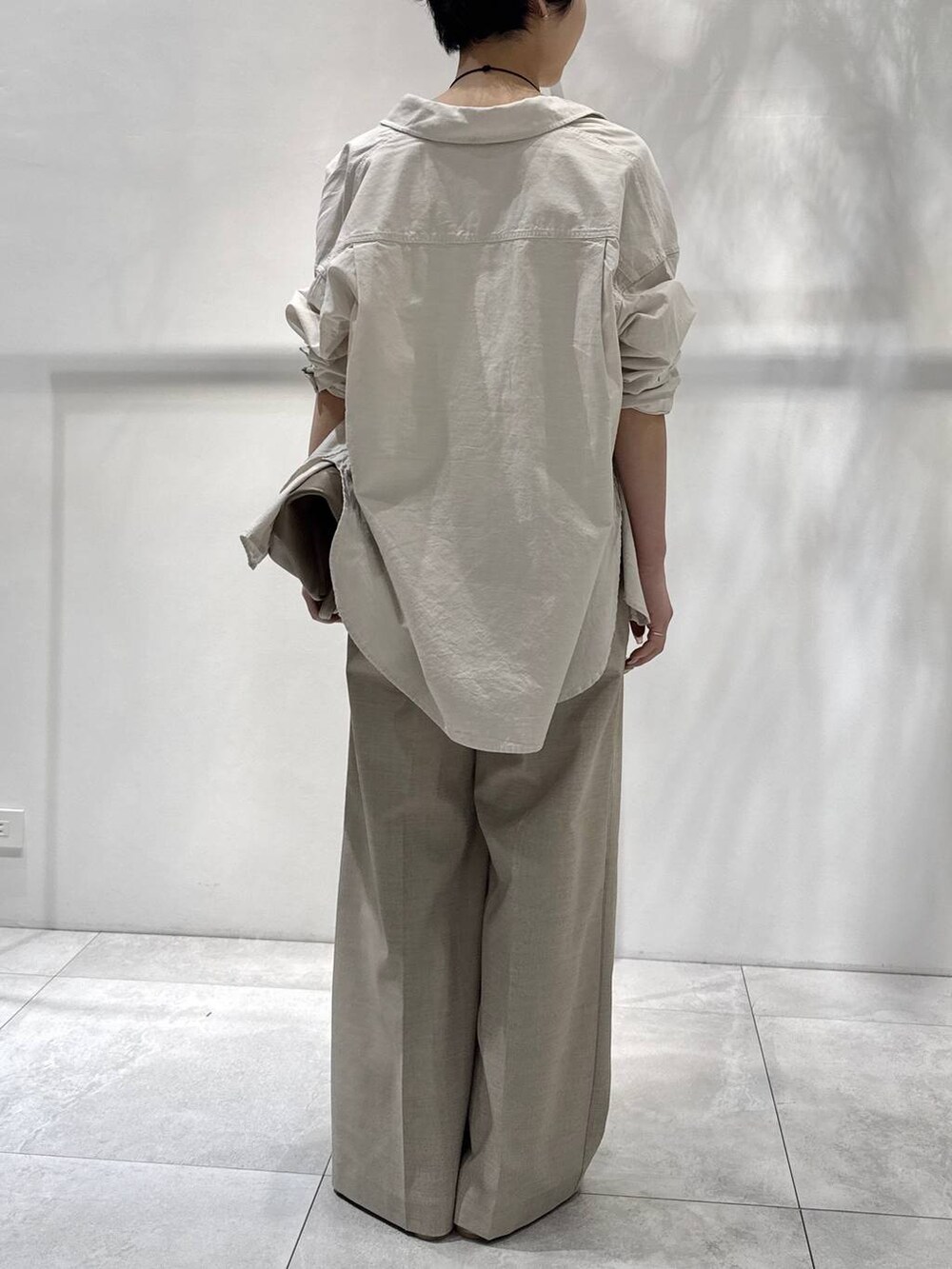 ベージュ系のシャツ/ブラウス、ベージュ系のパンプス、ベージュ系のスラックスを着用したレディースの春コーディネートの3枚目の写真