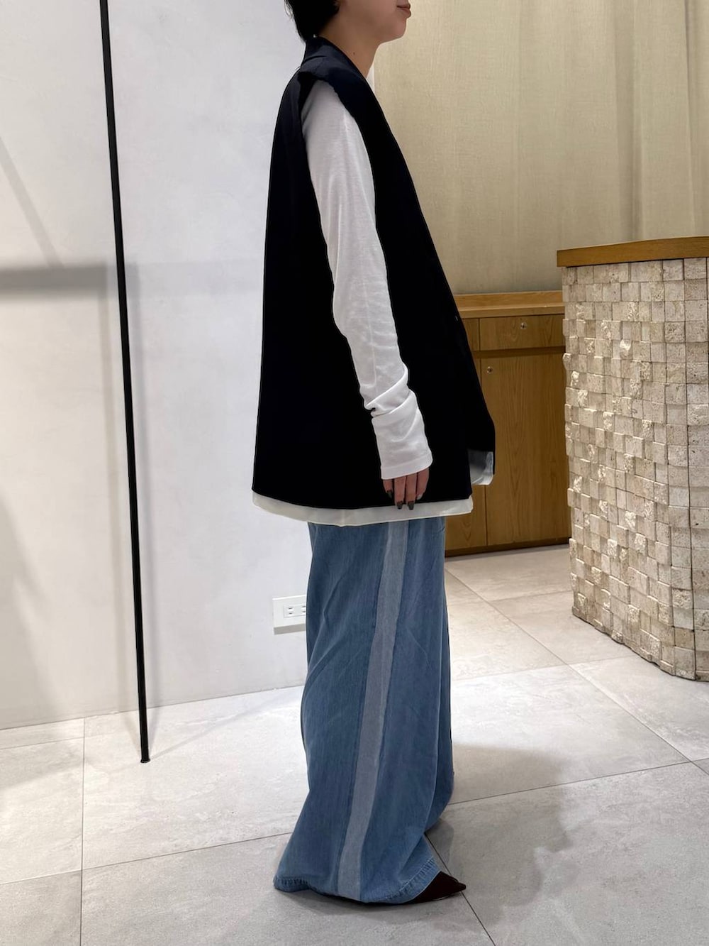 レッド系のパンプス、ブルー系のその他パンツ、ブルー系のその他アウターを着用したレディースの夏コーディネートの3枚目の写真