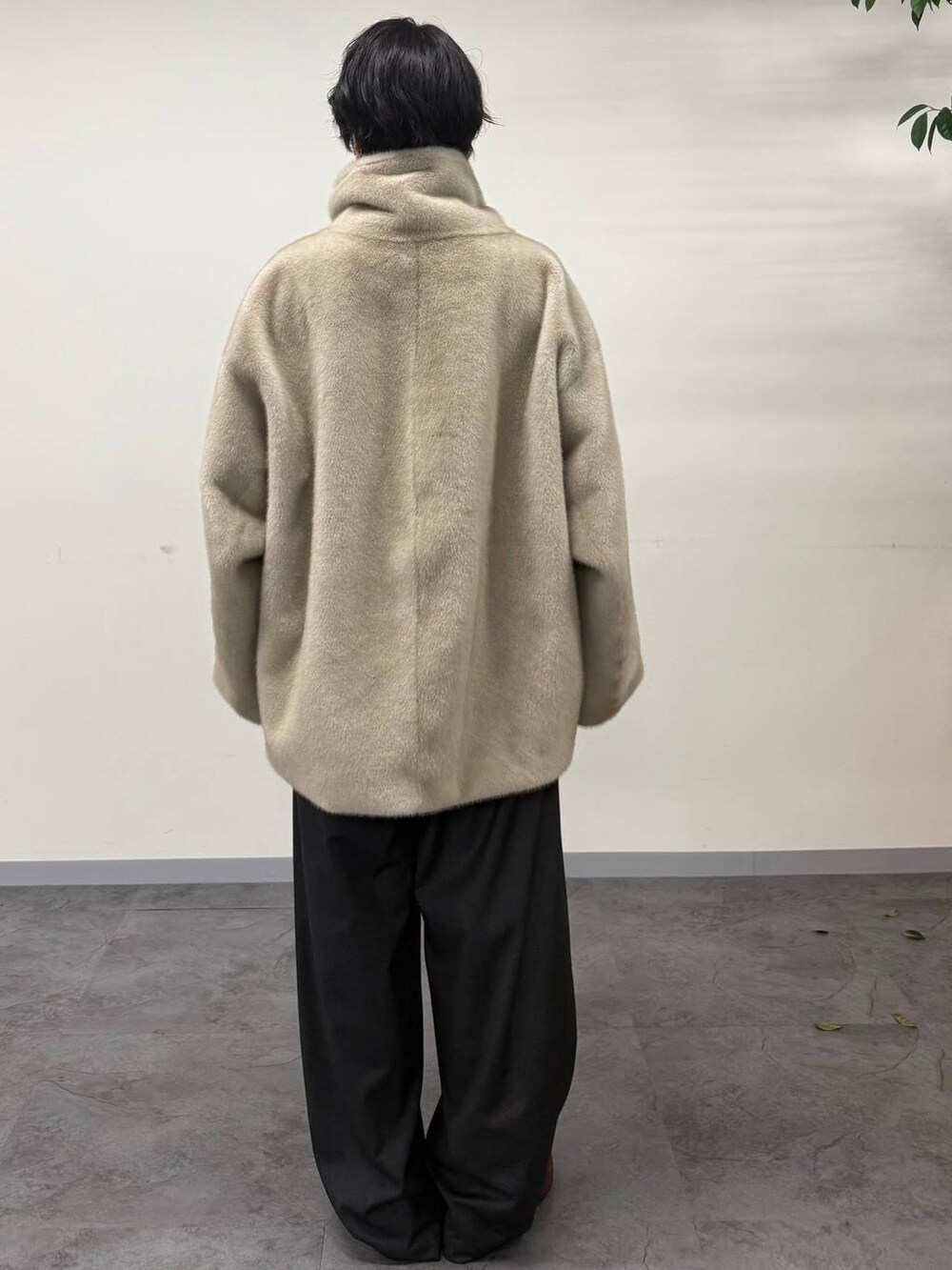 レッド系のパンプス、グレー系のその他パンツ、ベージュ系のムートンコートを着用したレディースの秋コーディネートの4枚目の写真