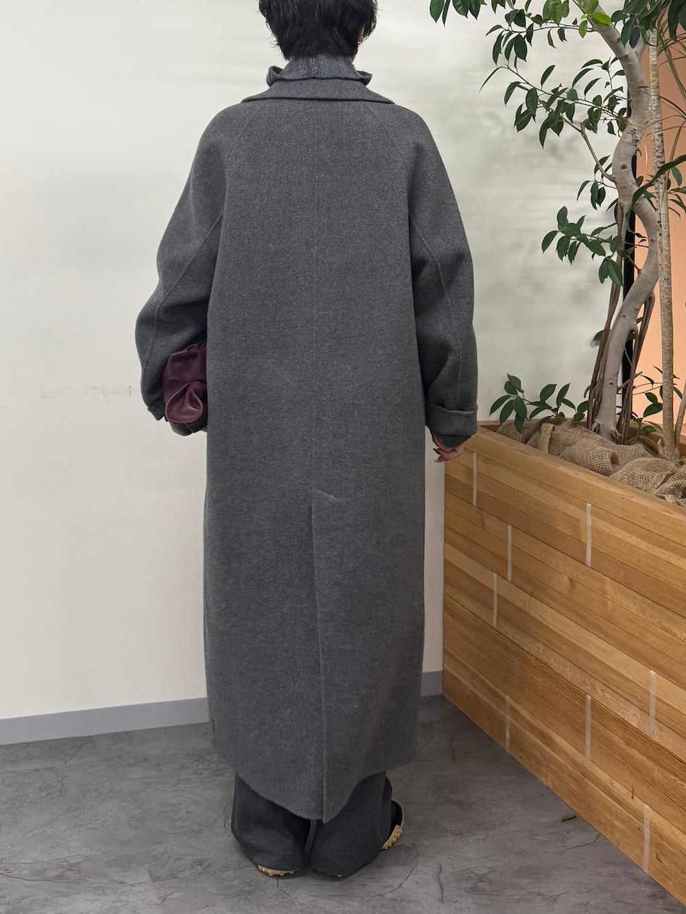 グレー系のワンピース、グレー系のその他パンツ、グレー系のステンカラーコートを着用したレディースの秋コーディネートの3枚目の写真