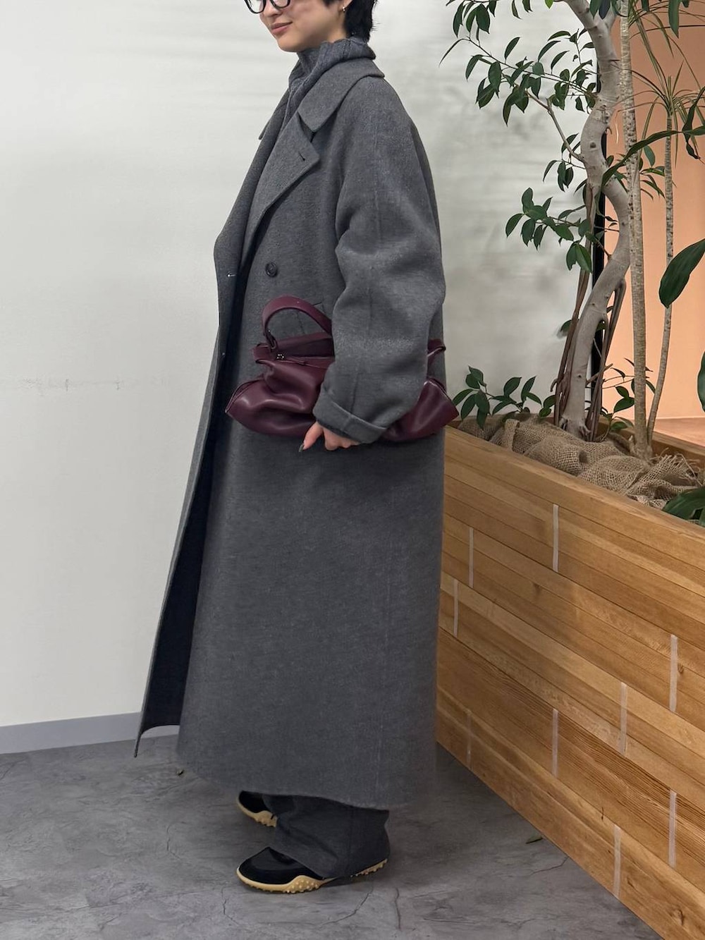 グレー系のワンピース、グレー系のその他パンツ、グレー系のステンカラーコートを着用したレディースの秋コーディネートの2枚目の写真
