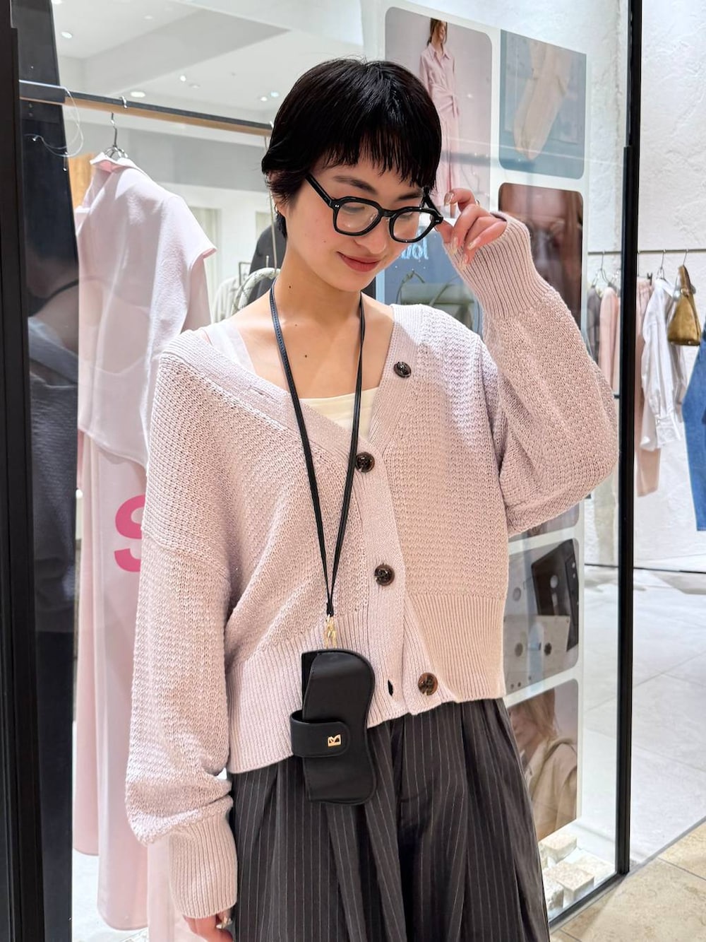 ホワイト系のタンクトップ、ピンク系のカーディガン/ボレロ、グレー系のその他パンツを着用したレディースの冬コーディネートの5枚目の写真