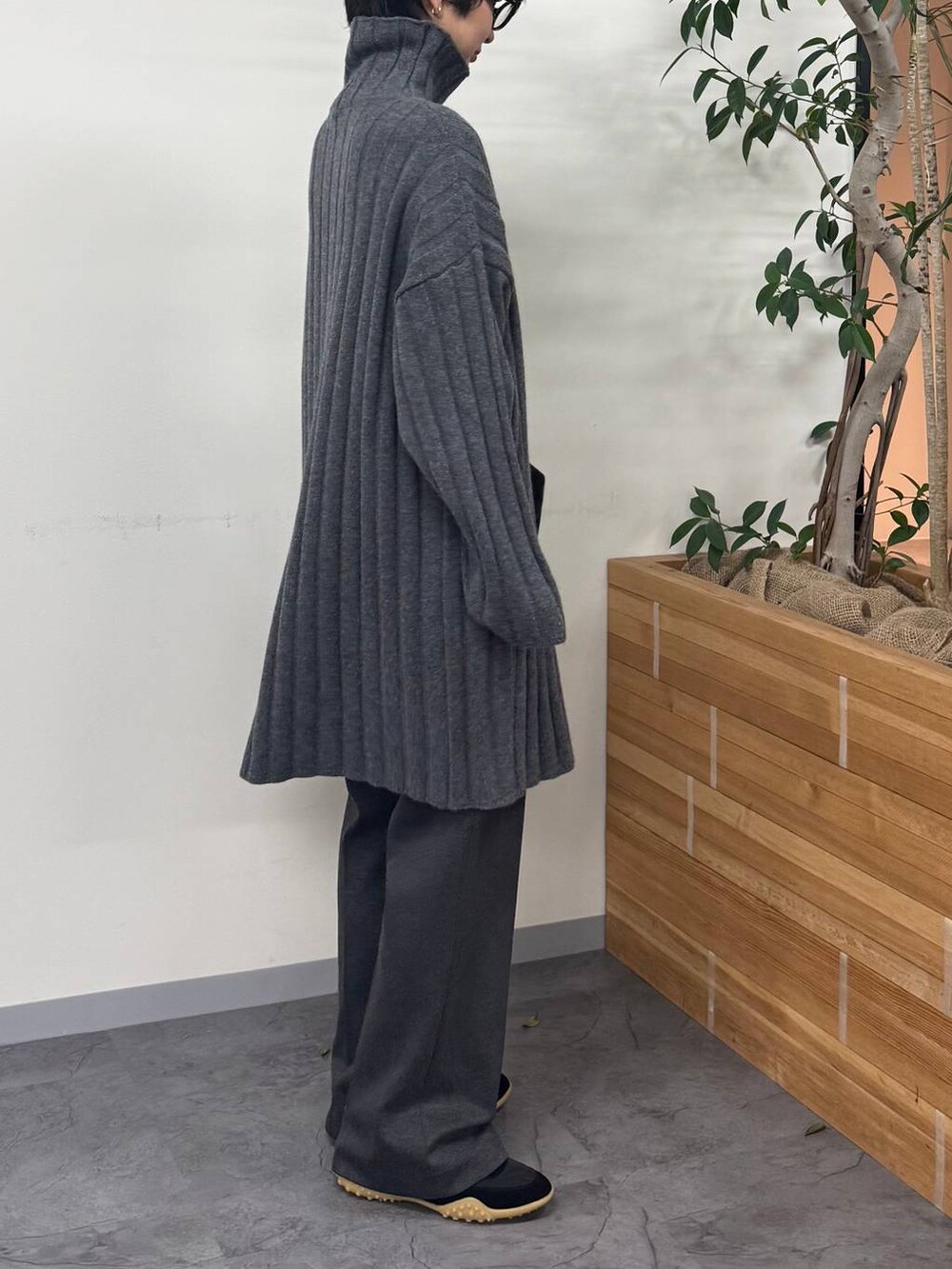グレー系のワンピース、グレー系のその他パンツ、ブラック系のショルダーバッグを着用したレディースの秋コーディネートの3枚目の写真