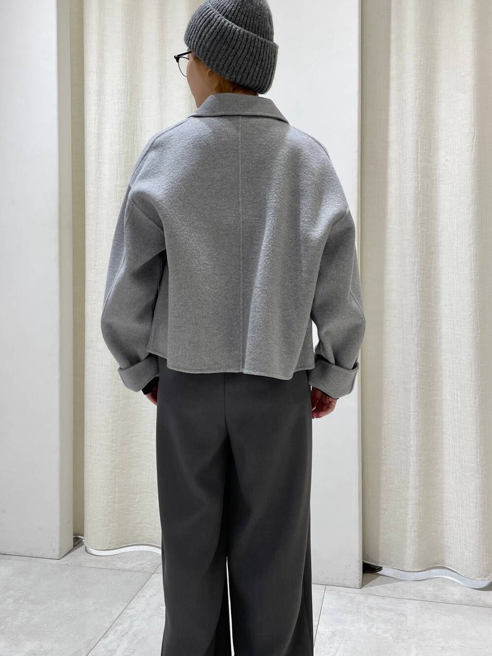 ブラック系のTシャツ/カットソー、グレー系のその他パンツ、グレー系のその他アウターを着用したレディースの冬コーディネートの5枚目の写真