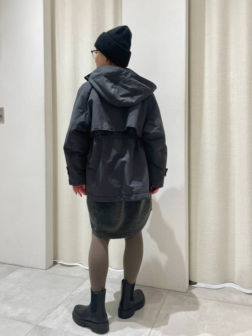 ブラック系のブーツ、グレー系のその他アウター、グレー系のワンピースを着用したレディースの冬コーディネートの5枚目の写真