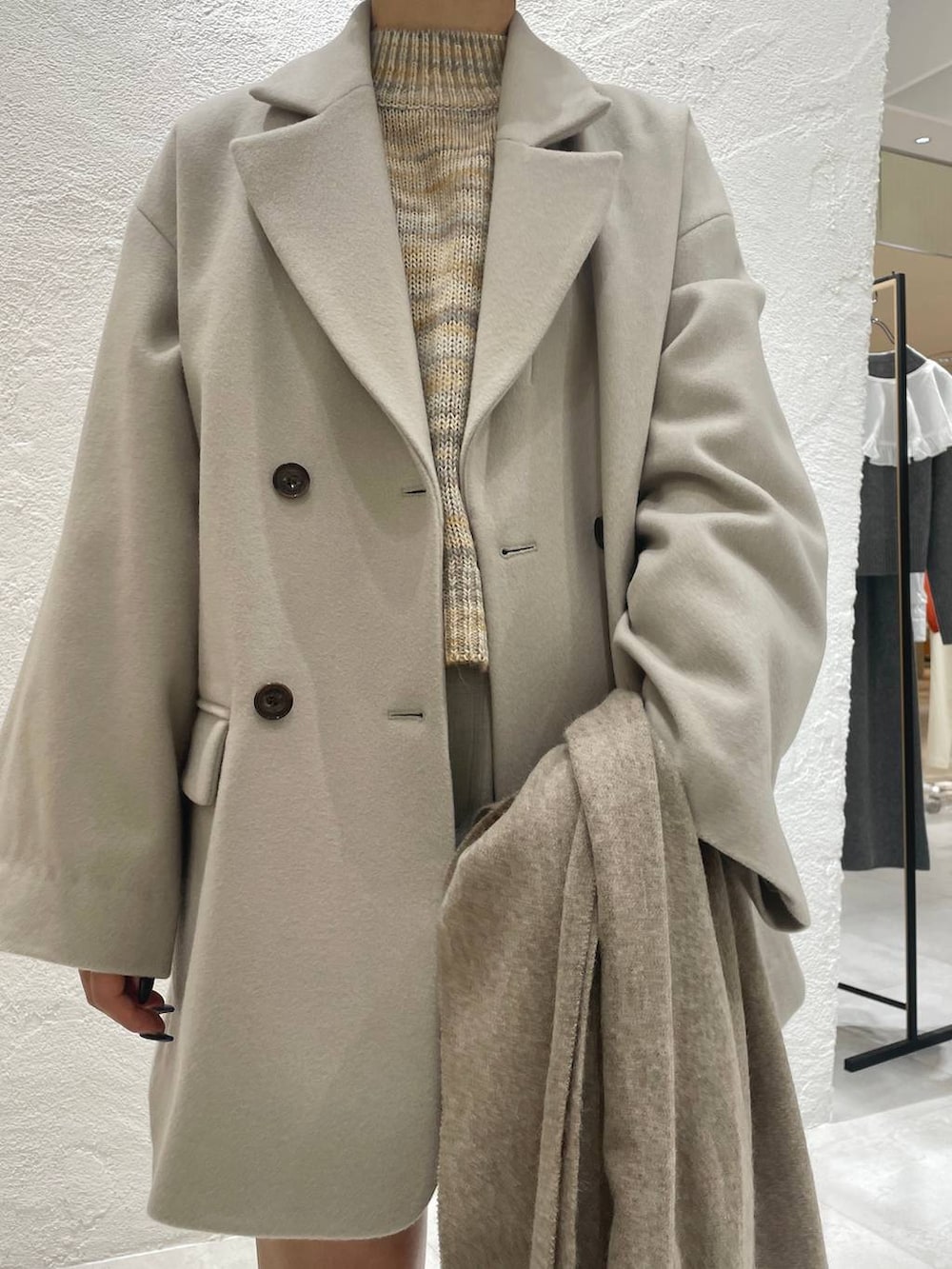 ブラック系のブーツ、ベージュ系のテーラードジャケット、ベージュ系のその他パンツを着用したレディースの冬コーディネートの3枚目の写真