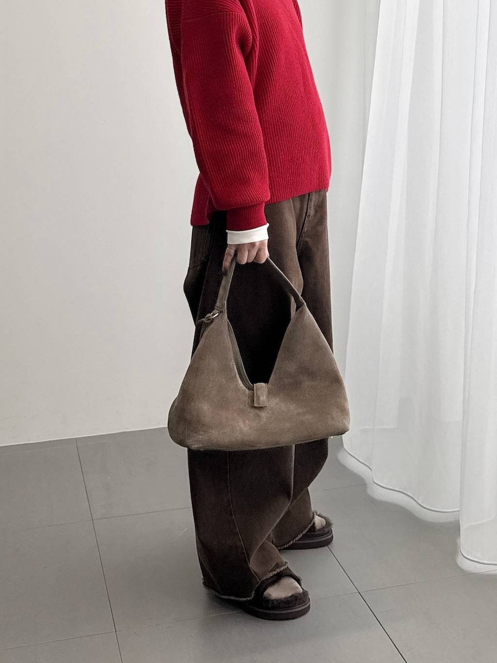 ホワイト系のTシャツ/カットソー、ブラウン系のサンダル、レッド系のニット/セーターを着用したレディースの秋コーディネートの4枚目の写真