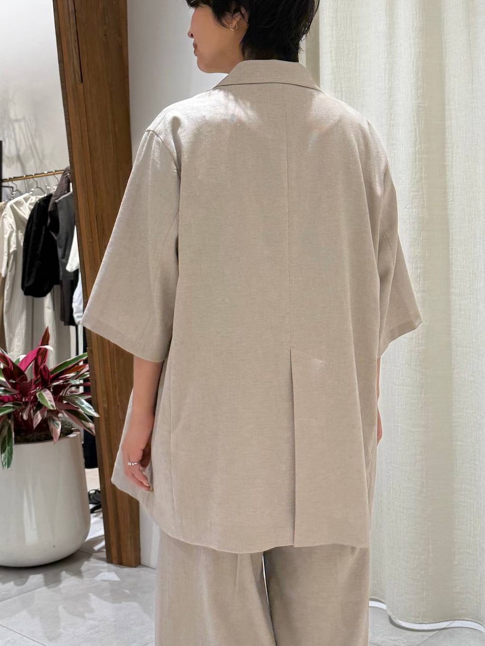 ベージュ系のスラックス、ベージュ系のテーラードジャケット、ブラック系のTシャツ/カットソーを着用したレディースの夏コーディネートの5枚目の写真