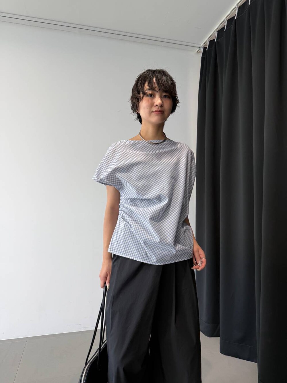 ブラック系のサンダル、ブラック系のハンドバッグ、ブルー系のシャツ/ブラウスを着用したレディースの夏コーディネートの5枚目の写真