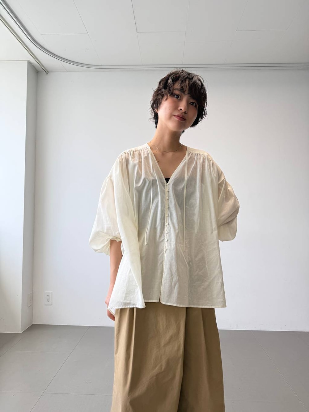 ベージュ系のシャツ/ブラウス、ブラウン系のサンダル、ベージュ系のその他パンツを着用したレディースの夏コーディネートの4枚目の写真