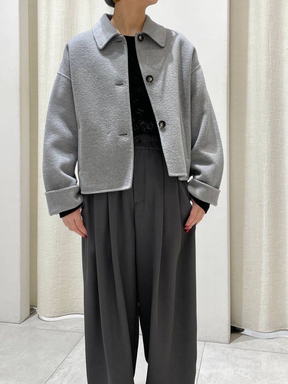 ブラック系のTシャツ/カットソー、グレー系のその他パンツ、グレー系のその他アウターを着用したレディースの冬コーディネートの3枚目の写真