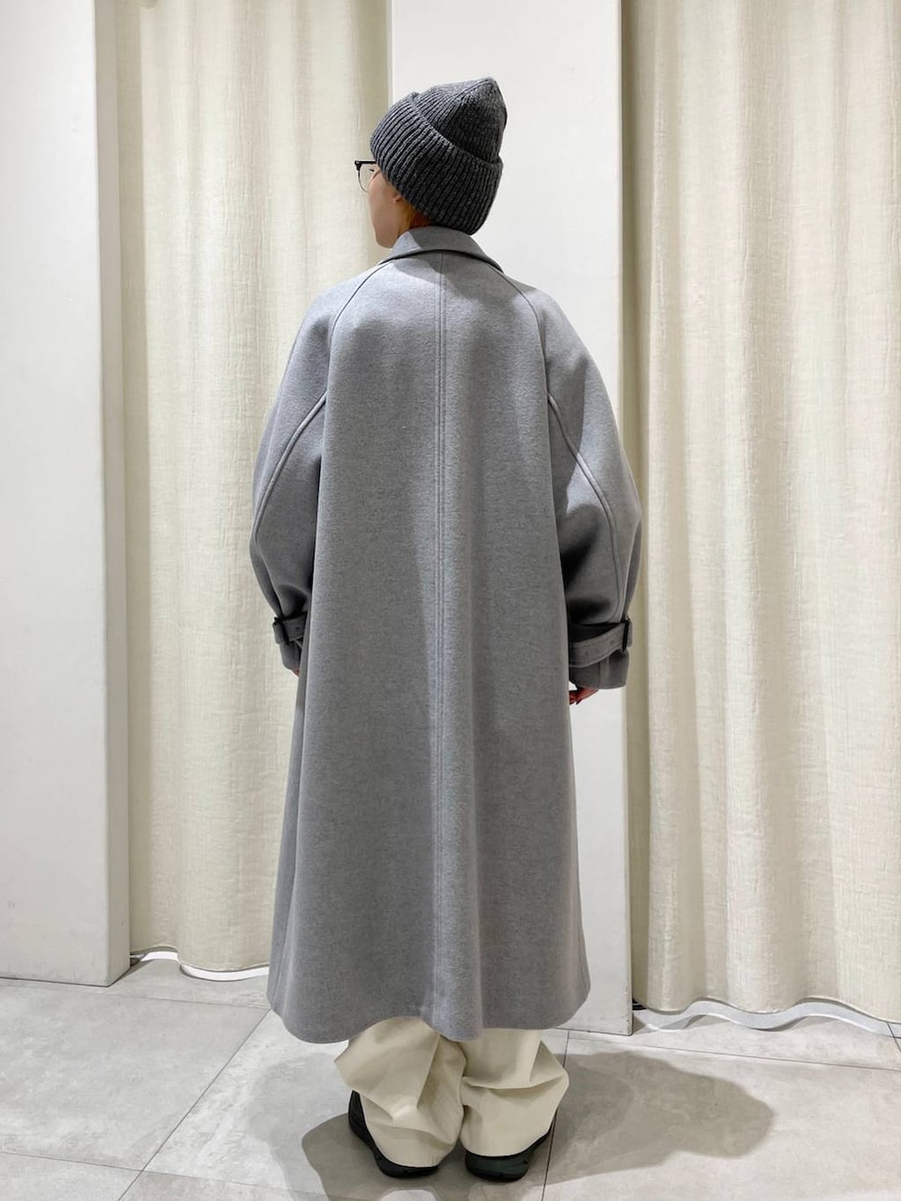 グリーン系のスニーカー、ホワイト系のその他パンツ、ホワイト系のニット/セーターを着用したレディースの冬コーディネートの4枚目の写真