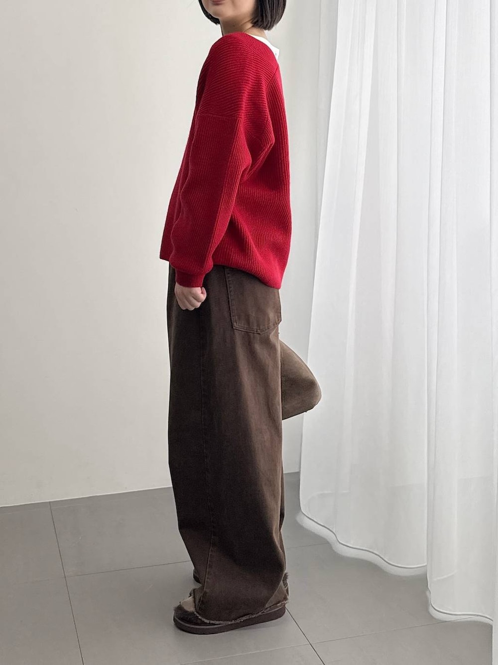 ホワイト系のTシャツ/カットソー、ブラウン系のサンダル、レッド系のニット/セーターを着用したレディースの秋コーディネートの2枚目の写真