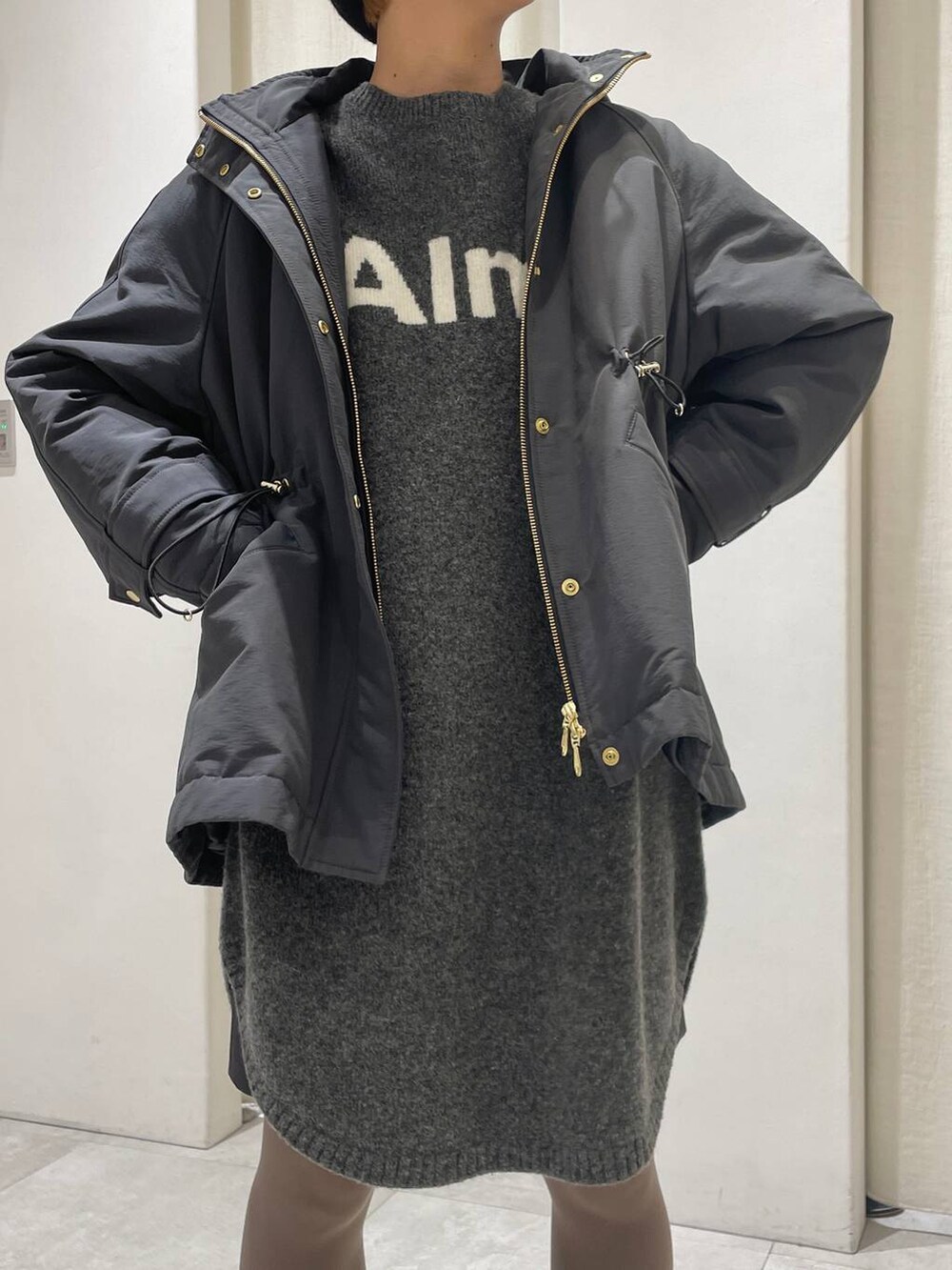 ブラック系のブーツ、グレー系のその他アウター、グレー系のワンピースを着用したレディースの冬コーディネートの4枚目の写真