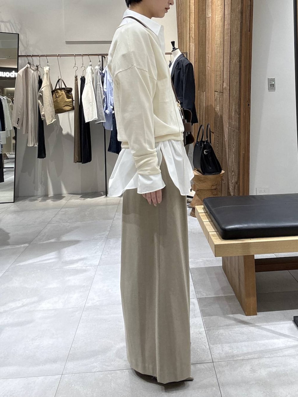 ホワイト系のシャツ/ブラウス、ベージュ系のその他パンツ、ホワイト系のニット/セーターを着用したレディースの冬コーディネートの2枚目の写真