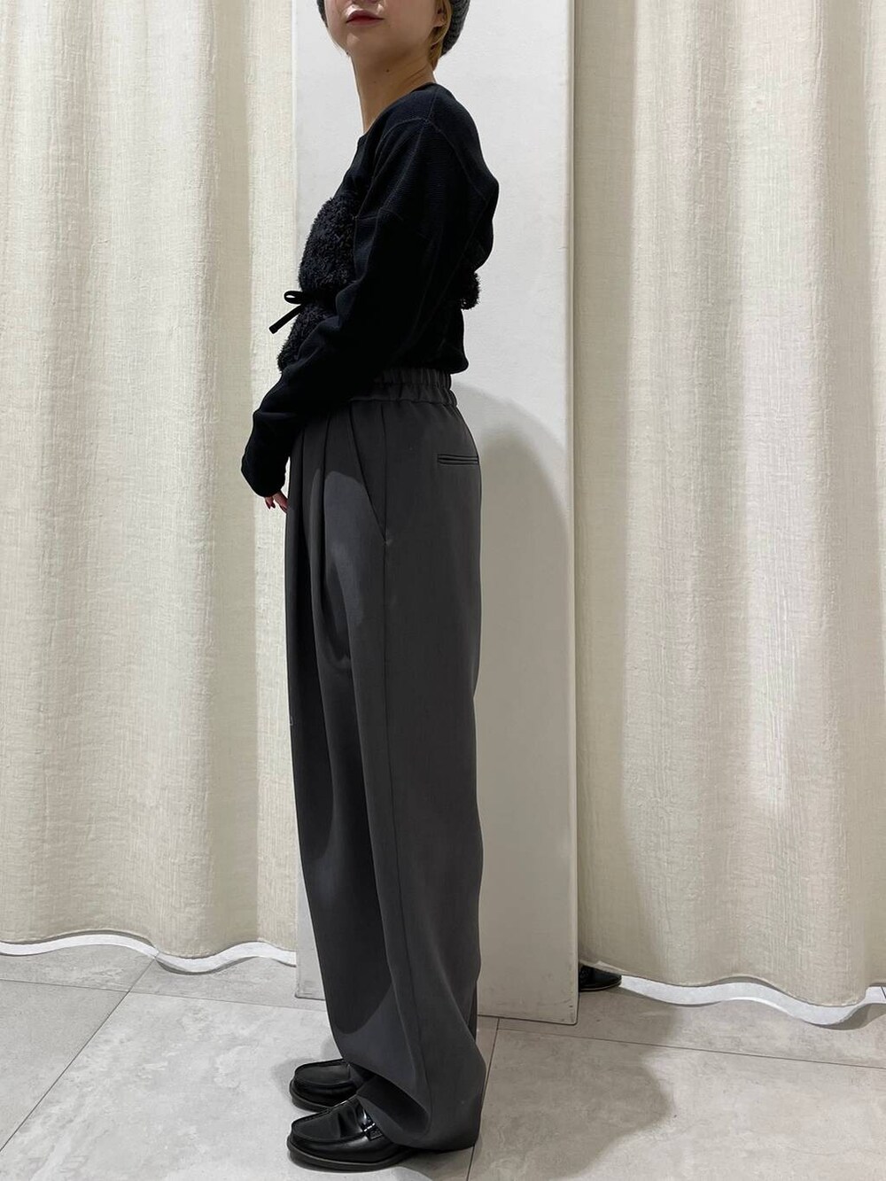 ブラック系のTシャツ/カットソー、グレー系のその他パンツ、ブラック系のバンダナ/スカーフを着用したレディースの冬コーディネートの4枚目の写真