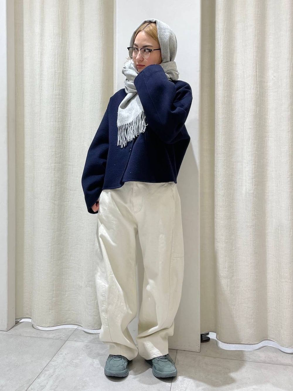 グリーン系のスニーカー、ホワイト系のその他パンツ、ブルー系のその他アウターを着用したレディースの冬コーディネートの2枚目の写真