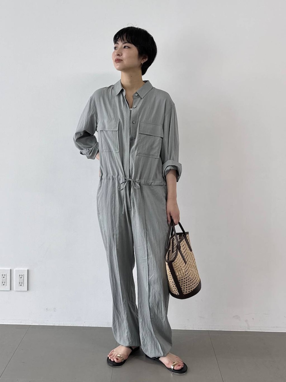 グリーン系のつなぎ/オールインワンを着用したレディースの春コーディネートの2枚目の写真