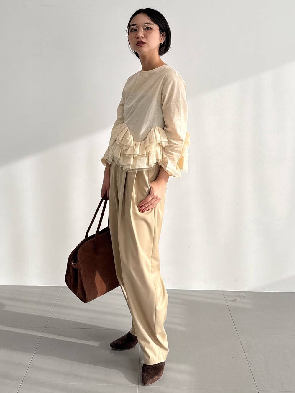 ベージュ系のその他パンツ、ブラウン系のブーツ、ベージュ系のシャツ/ブラウスを着用したレディースの秋コーディネートの2枚目の写真