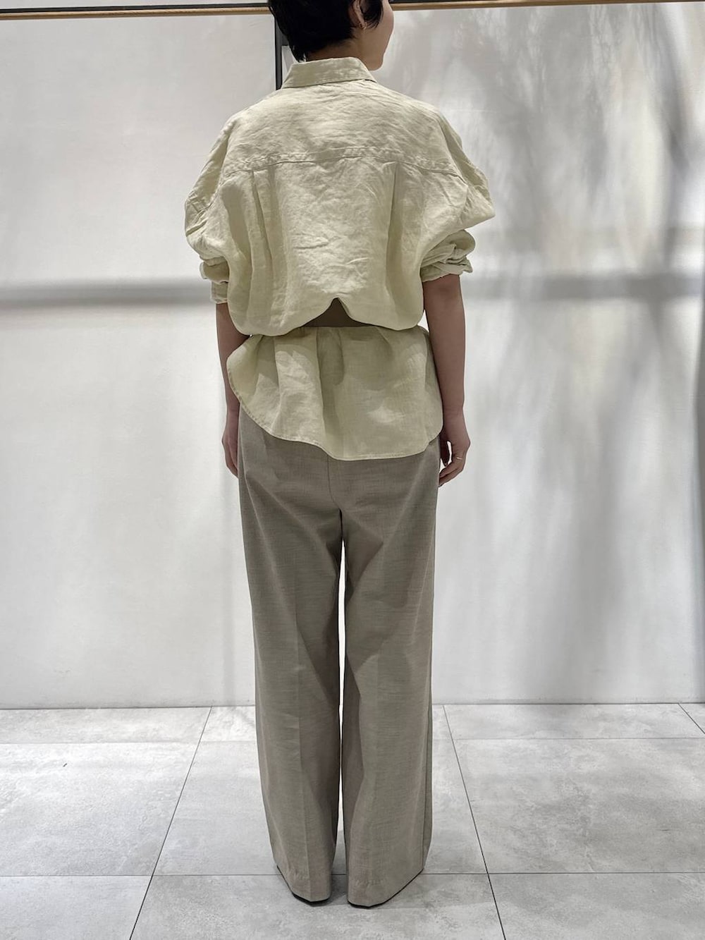 ベージュ系のサンダル、ベージュ系のシャツ/ブラウス、ベージュ系のスラックスを着用したレディースの春コーディネートの3枚目の写真